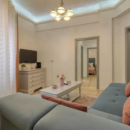 Apartment Central Charm Retreat