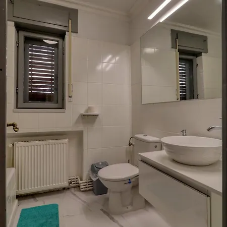 Apartment Central Charm Retreat