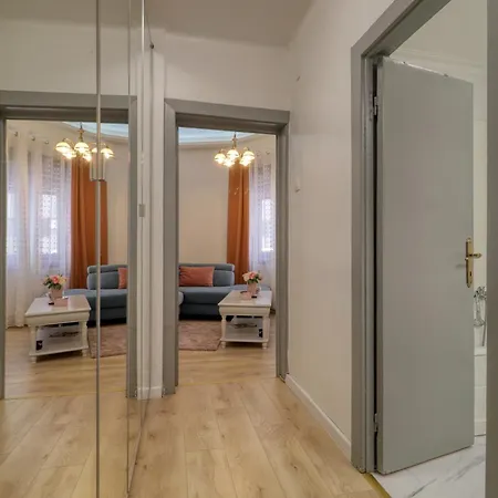 Central Charm Retreat Apartment *